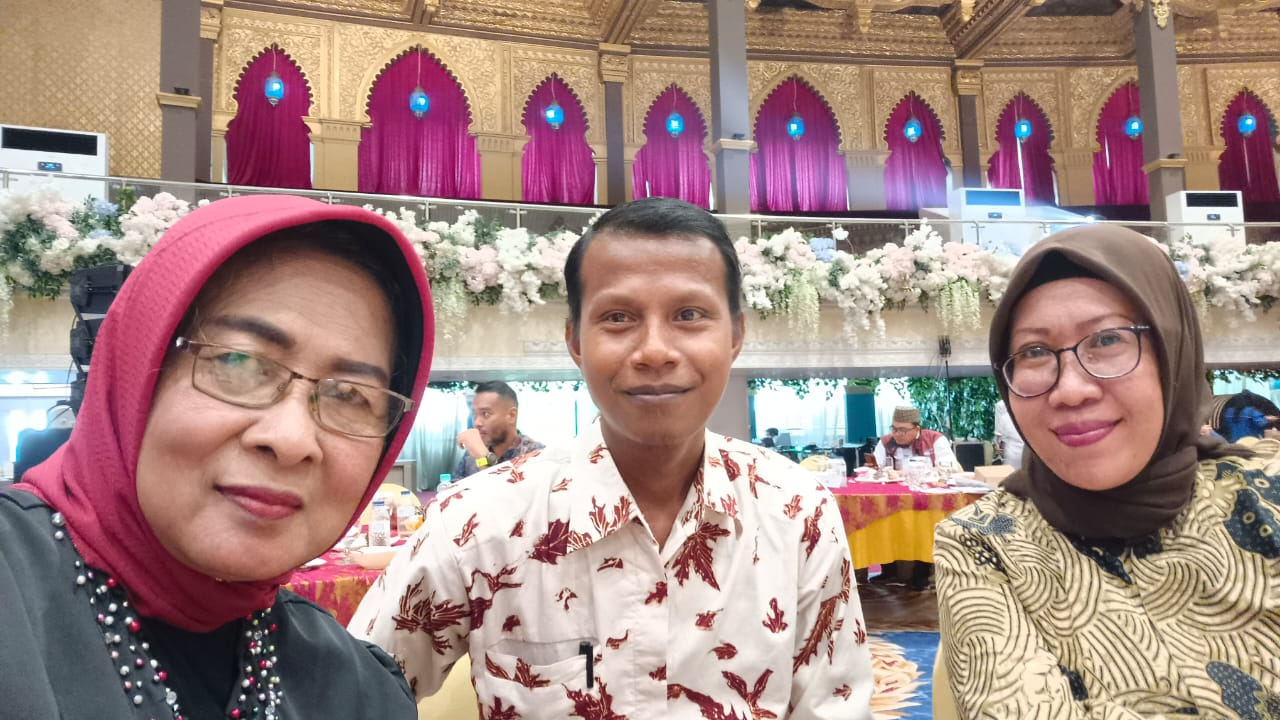 unmerbaya.ac.id